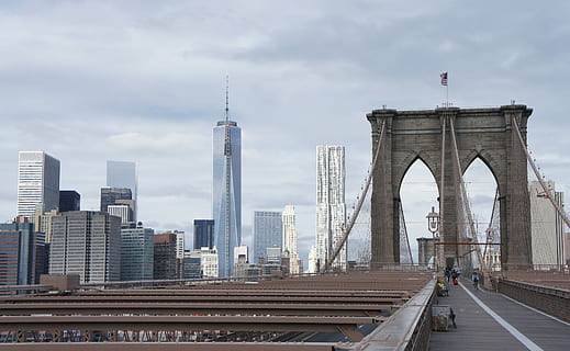 fotografering, bro - menneskeskabt struktur, arkitektur, urban scene, berømte sted, New York City, dag, by, rejse steder, bygget struktur, bybilledet, arkitektur og bygninger, brooklyn bridge, flod, transportmidler, sky - himmel, forbindelse, himmel, bygning udvendig, bro, rejsemål, kontorbygning udvendig, skyskraber, flag, bygning, rejse, natur, høj - høj, udendørs, moderne, finansdistrikt, Spir, 4K, CC0, offentligt domæne, royaltyfrie