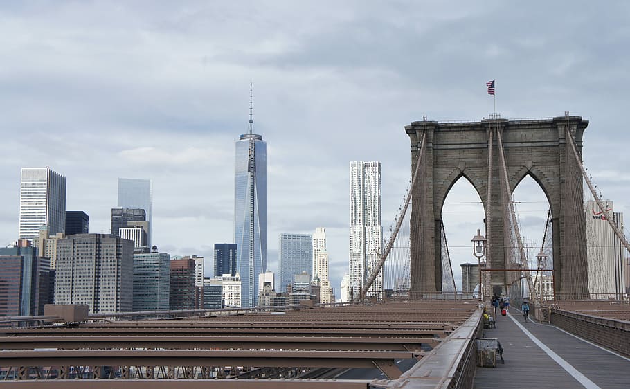 fotografering, bro - menneskeskabt struktur, arkitektur, urban scene, berømte sted, New York City, dag, by, rejse steder, bygget struktur, bybilledet, arkitektur og bygninger, brooklyn bridge, flod, transportmidler, sky - himmel, forbindelse, himmel, bygning udvendig, bro, rejsemål, kontorbygning udvendig, skyskraber, flag, bygning, rejse, natur, høj - høj, udendørs, moderne, finansdistrikt, Spir, 4K
