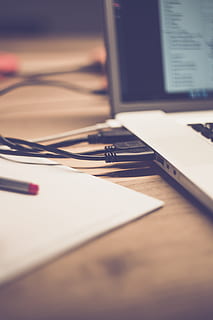 intitulado, ordenador portátil, cuaderno, computadora, Mac, manzana, macBook Air, mínimo, minialistisch, trabajo, teclado, auriculares, tecnología, reflejo, oficina, lugar de trabajo, oficina en casa, estilo, inconformista, café, vaso, bolígrafo, marcador, Nota, reunión, cable, memoria, ext, estuches de lápices, conexión, USB, apoyo, corriente, lan, mesa, adentro, nadie, enfoque selectivo, naturaleza muerta, papel, de cerca, publicación, comunicación, libro, mueble, tecnología inalámbrica, educación, centrarse en primer plano, documento, 5K, CC0, dominio público, libre de derechos