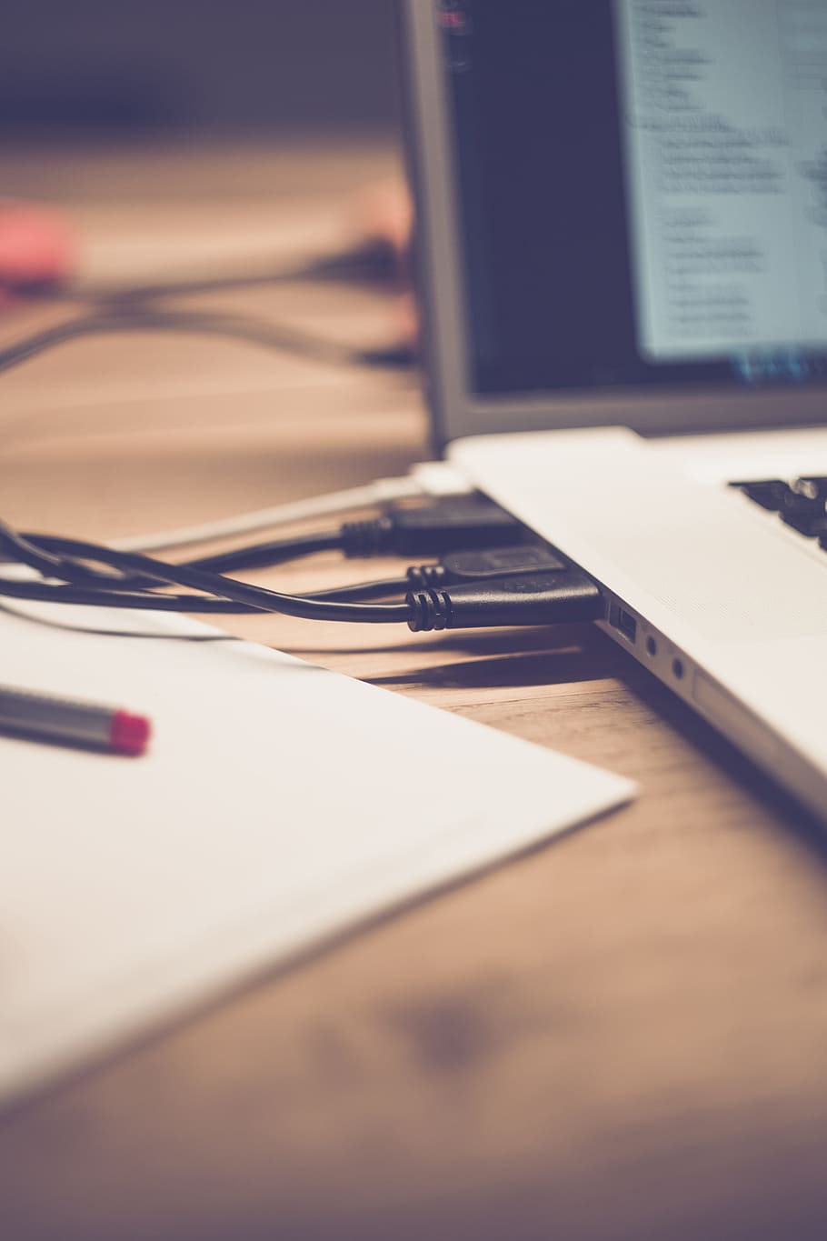 sense títol, portàtil, quadern, ordinador, mac, poma, MacBook Air, mínim, minialistisch, treballar, teclat, auriculars, tecnologia, duplicació, oficina, lloc de treball, oficina a casa, estil, hipster, cafè, tassa, bolígraf, marcador, nota, reunió, cable, memòria, ext, Estoigs, connexió, usb, còpia de seguretat, corrent, lan, taula, a l'interior, cap gent, enfocament selectiu, natura morta, paper, primer pla, publicació, comunicació, llibre, mobles, tecnologia sense fils, educació, centrar-se en primer pla, document, 5K