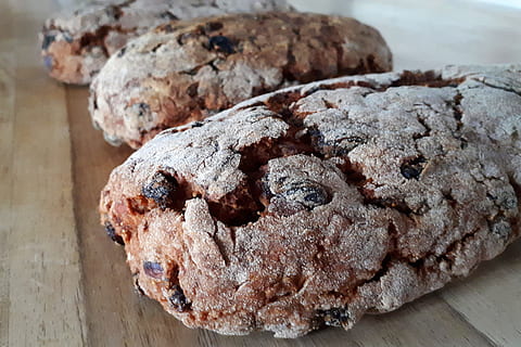 brød, æblebrød, bage, advent, Bagværk, jul, julekager, julebagning, juletid, bage din egen, mad, mad og drikke, bagt, friskhed, stilleben, bord, tæt på, indendørs, ingen mennesker, sødt mad, fokus på forgrunden, træ - materiale, klar til at spise, fristelse, hjemmelavet, overbærenhed, brød brød, velvære, dessert, snack, 4K, CC0, offentligt domæne, royaltyfrie