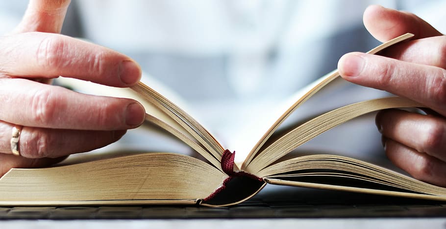 otwarcie osoby, książka, ręce, czytać, otwarta książka, Biblia, literatura, strony książki, uczyć się, badanie, Edukacja, paść się, rozbił się, ludzka ręka, dłoń, publikacja, część ludzkiego ciała, trzymać, zbliżenie, strona, uczenie się, otwarty, wewnątrz, Badania, ludzie, ludzki palec, papier, palec, czytanie, czynność, część ciała, studiować, badawczy, 4K