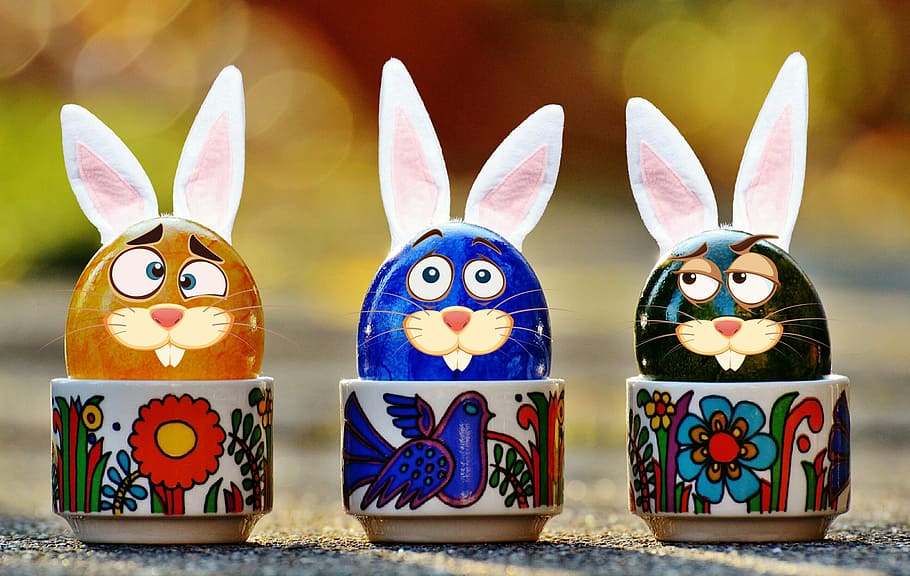 tres, conill de colors assortits, ceràmica, figuretes, Pasqua, ous de Pasqua, divertit, llebre, orelles de conill, orelles, cara, diversió, colorit, Feliç Pasqua, ou, de colors, color, conill - animal, decoració, cultures, celebració, festa, multicolor, art i artesania, representació, conill de Pasqua, representació animal, cap gent, creativitat, mamífer, artesania, animal, primer pla, temes d'animals, ou de Pasqua, motiu floral, 2K