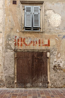 okno, stary, stare okno, fasada, historycznie, wyblakły, drewno, szkło, zerwać, budynek, drewniane okna, stare Miasto, ramy okna, migawka, drewniane drzwi, architektura, zbudowana struktura, na zewnątrz budynku, dzień, żadnych ludzi, funkcja budowy ścian, opuszczony, Zamknięte, uszkodzony, drzwi, wejście, na dworze, Miasto, Ściana, upadek, pogorszenie, cegła, 4K, CC0, domena publiczna, darmowe zdjęcia