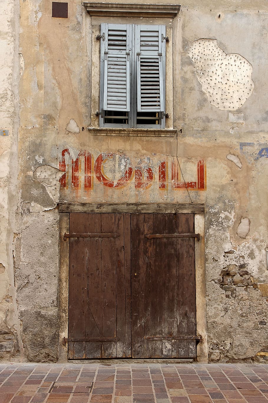 okno, stary, stare okno, fasada, historycznie, wyblakły, drewno, szkło, zerwać, budynek, drewniane okna, stare Miasto, ramy okna, migawka, drewniane drzwi, architektura, zbudowana struktura, na zewnątrz budynku, dzień, żadnych ludzi, funkcja budowy ścian, opuszczony, Zamknięte, uszkodzony, drzwi, wejście, na dworze, Miasto, Ściana, upadek, pogorszenie, cegła, 4K