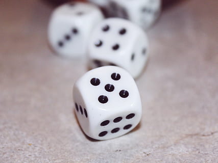 verscheidene, dobbelstenen, verdieping, kubus, spelen, geluk, craps, points, getallen ogen, geluksnummer, oognummers, vijf, het gokken, betalen, plein, hoekig, vier, onmiddellijke snelheid, willekeurig, casino, geluksdobbelstenen, gamecube, kans, risico, winnend, vrijetijdsspellen, Dobbelsteen, succes, stilleven, tafel, ontspanning, gevlekt, vrijetijdsbesteding, kunst cultuur en entertainment, binnenshuis, hoge hoekmening, detailopname, kubus vorm, geen mensen, focus op de voorgrond, witte kleur, vorm, selectieve aandacht, kansspel, 2K, CC0, publiek domein, royaltyvrij
