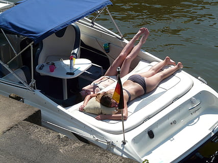sol, solrig, støvle, solbadning, badedragt, pige, smuk, solskinsdag, nautiske fartøj, kun voksne, dag, en person, høj vinkel visning, transportmidler, vand, transportform, livsstil, rigtige mennesker, natur, rejse, fritidsaktivitet, ligger ned, voksen, sidder, lempelse, hav, mennesker, Kvinder, ung voksen, udendørs, 2K, CC0, offentligt domæne, royaltyfrie