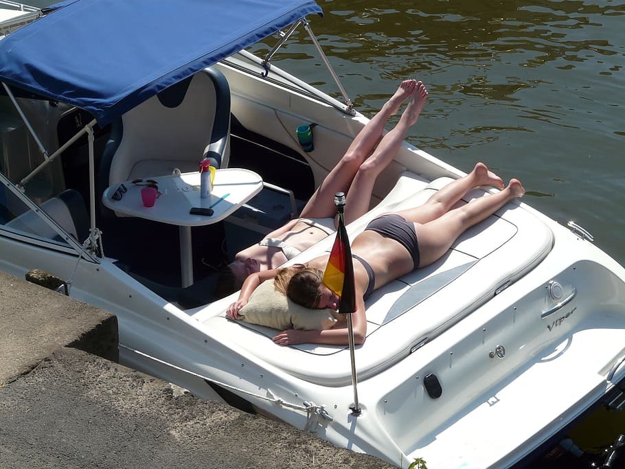 sol, solrig, støvle, solbadning, badedragt, pige, smuk, solskinsdag, nautiske fartøj, kun voksne, dag, en person, høj vinkel visning, transportmidler, vand, transportform, livsstil, rigtige mennesker, natur, rejse, fritidsaktivitet, ligger ned, voksen, sidder, lempelse, hav, mennesker, Kvinder, ung voksen, udendørs, 2K