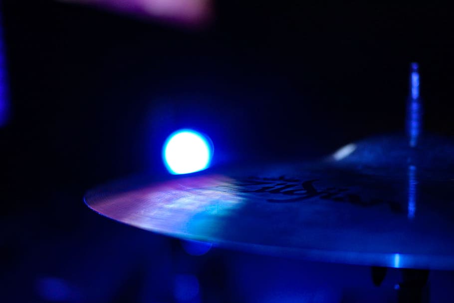 lys, nat, mørk, aften, sløring, tæt på, trommer, fokus, instrument, belyst, blå, indendørs, lys - naturligt fænomen, belysningsudstyr, ingen mennesker, musik, bevægelse, natteliv, teknologi, kunstkultur og underholdning, abstrakt, kreativitet, natklub, emotion, brændstof og elproduktion, lilla, 2K