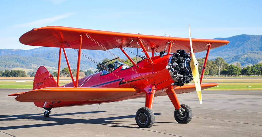 rød, fly, grå, fortov, dagtimerne, luftfart, dobbelt, decker, biplan, rejse, transportmidler, flyve, vinger, retro, oldtimer, klassisk, privat, lille, luftfartøj, transportform, natur, propellerfly, lufthavn bane, dag, lufthavn, himmel, propel, udendørs, skygge, flyvinger, sollys, hjul, bevægelse, luftfartsindustrien, privatfly, 4K