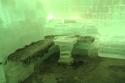barra, fred, congelació, icebar, verd, zing, barra de gel, viatjar, beure, platja de Chaweng, koh samui, Tailàndia, illa, estiu, chaweng, cap gent, color verd, nit, a l'interior, naturalesa, primer pla, arquitectura, estructura construïda, funció de construcció de parets, dia, il·luminat, arranjament, pila, fet per l'home, seient, planta, abandonat, objectes fets per l’home, llum solar, sòlid, 2K, CC0, domini públic, lliure de regalies