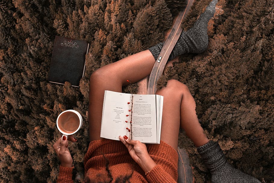 dona, portar, taronja, suèter, gris, mitjons de lectura, llibre, blanc, tassa, relaxa't, llegir, descans, gaudeix, benefici de, naturalesa, beneficiós, relaxar, serenitat, fora, relaxació, silenciós, recuperació, cafè, beure, cafè - beguda, publicació, menjar i beguda, mà humana, tassa de cafè, una persona, part del cos humà, mà, celebració, dones, directament a sobre, adult, vista d’angle alt, refresc, peu humà, 5K