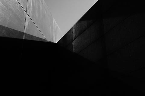 llum, ombra, paret, clàssic, tabitha, sol, mont-hwan, maó, la foscor, patró, estructura construïda, arquitectura, vista d’angle baix, exterior de l'edifici, cap gent, cel, funció de construcció de parets, naturalesa, dia, edifici, còpia espai, a l'aire lliure, cel clar, llum solar, fosc, primer pla, escala, concret, 4K, CC0, domini públic, lliure de regalies