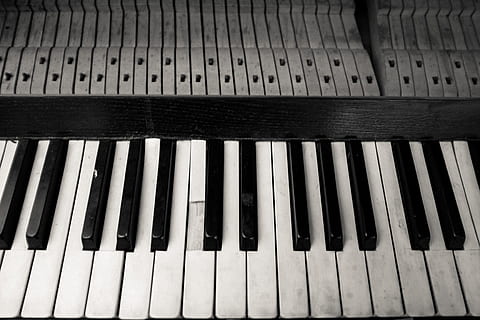 vell piano danyat, vell, piano, blanc i negre, objectes, música, instrument musical, clau de piano, clau, música clàssica, arts i entreteniment, so, primer pla, jugant, músic, color negre, rendiment, entreteniment, habilitat, practicant, cultura i entreteniment artístic, marc complet, equipament musical, a l'interior, vista d’angle alt, cap gent, fons, patró, instrument de teclat, material de fusta, repetició, teclat, costat a costat, 4K, CC0, domini públic, lliure de regalies