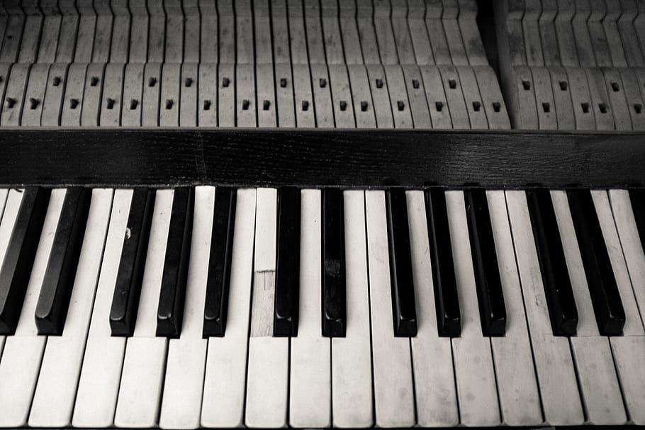 vell piano danyat, vell, piano, blanc i negre, objectes, música, instrument musical, clau de piano, clau, música clàssica, arts i entreteniment, so, primer pla, jugant, músic, color negre, rendiment, entreteniment, habilitat, practicant, cultura i entreteniment artístic, marc complet, equipament musical, a l'interior, vista d’angle alt, cap gent, fons, patró, instrument de teclat, material de fusta, repetició, teclat, costat a costat, 4K