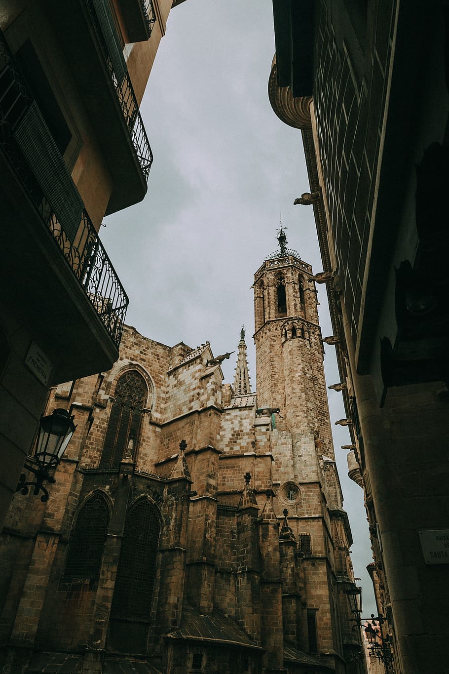 catedral de formigó gris, antic, arquitectura, art, fons, edifici, negocis, catedral, Església, ciutat, concret, alba, la llum del dia, districte, vespre, històric, referència, tir en angle baix, edificis de diversos pisos, vell, a l'aire lliure, religió, escena, carrer, turisme, torre, tradicional, viatjar, urbà, estructura construïda, vista d’angle baix, exterior de l'edifici, cel, història, lloc de culte, cap gent, espiritualitat, el passat, creença, dia, naturalesa, destinacions de viatge, 4K