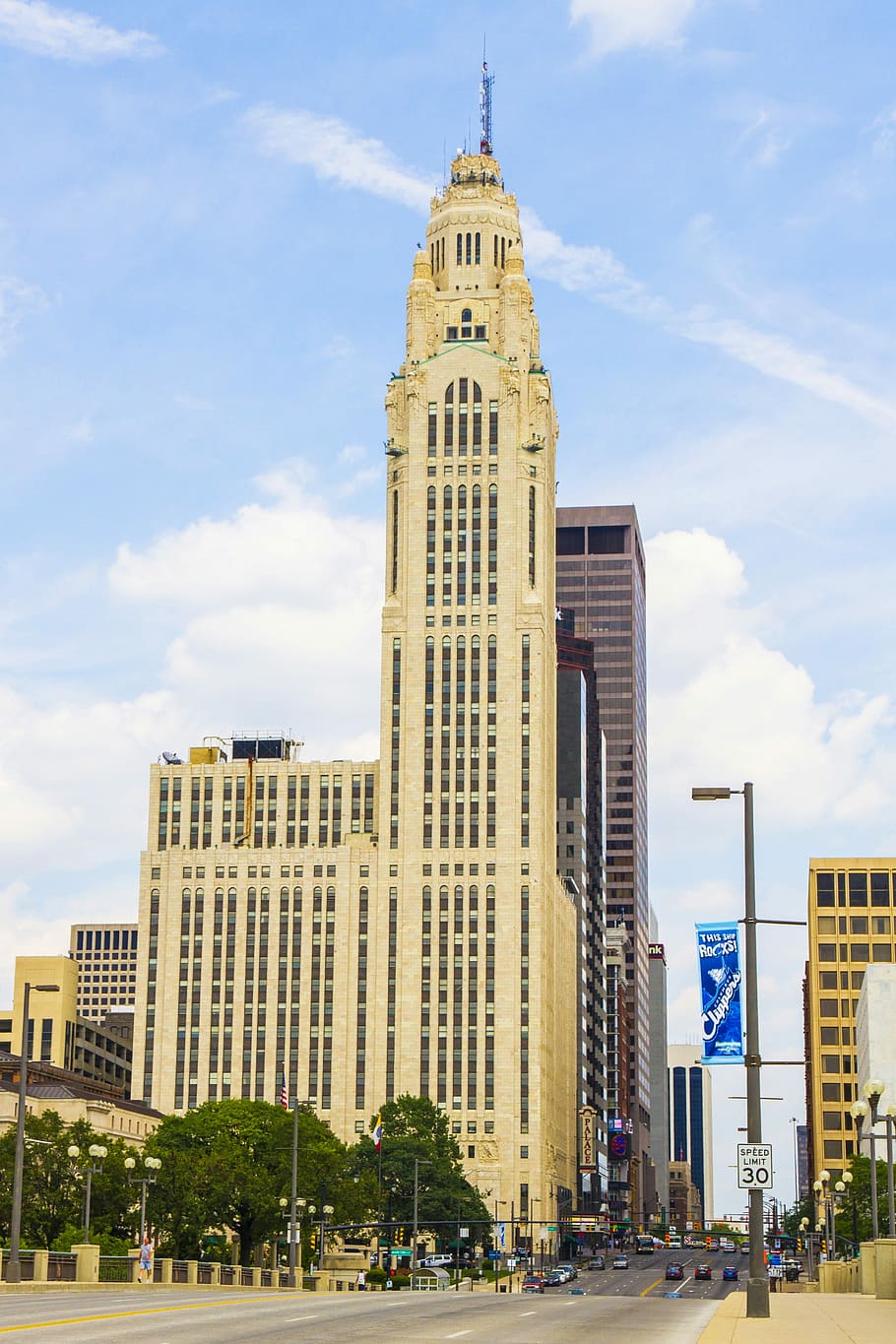 torre, edifici, estructura, alt, torre, edifici, leveque, Lincoln, columbus, ohio, oh, ciutat, arquitectura, gratacels, blau, cel, paisatge urbà, escena urbana, exterior de l'edifici, estructura construïda, districte del centre de la ciutat, EUA, horitzó urbà, lloc famós, edifici d'oficines, carrer, vida de ciutat, núvol - cel, destinacions de viatge, dia, alta - alta, exterior d’edifici d’oficines, persones incidentals, naturalesa, vista d’angle baix, viatjar, a l'aire lliure, govern, fletxa, districte financer, 4K
