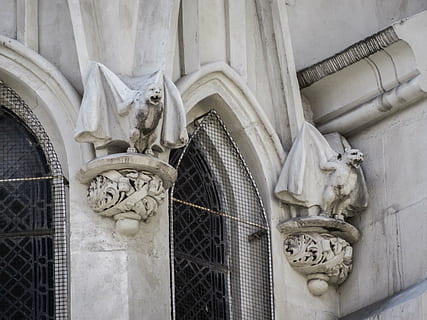 to gargoyle statuer, fasade, kirker, gotisk, arkitektur, katedral, Kunst, historie, flaggermus, gargoyle, glassmaleri, kunst og Håndverk, ingen folk, bygget struktur, representasjon, skulptur, statue, kreativitet, håndverket, menneskelig representasjon, bygge eksteriør, fortiden, lav vinkel visning, mannlig likhet, dag, carving håndverk produkt, kvinnelig likhet, Religion, veggbyggingsfunksjon, engel, arkitektur og kunst, 5K, CC0, offentlig domene, opphavsrett gratis