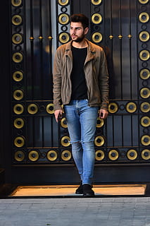 modelo, porta, leve, Jaqueta, calça, sapatos, jean, uma pessoa, comprimento total, retrato, adulto, vista frontal, adulto jovem, de pé, olhando para a câmera, roupa casual, moda, roupas, inclinado, mulheres jovens, arquitetura, estilos de vida, jeans, jaqueta de couro, Penteado, couro, mulher bonita, 5K, CC0, domínio público, royalty free