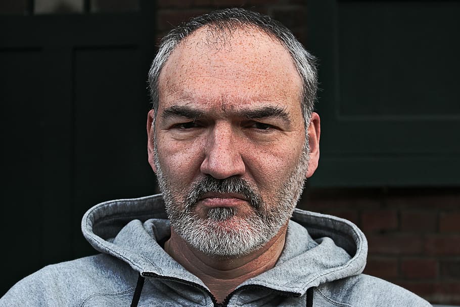 home, cap, retrat, tipus, personatge, cara, vista, gris, persona, humà, edat, ernst, homes, barba, gent, rostre humà, adult, mascles, una persona, seriós, Cabells grisos, adult madur, adult gran, pèl facial, tirada al cap, vista frontal, homes madurs, primer pla, mirant la càmera, estils de vida, a l'interior, persones reals, roba casual, bigoti, fons negre, 5K