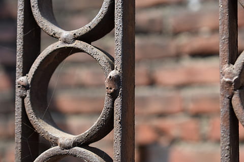 fier, ruginit, rugini, vechi, oţel, metal, să se concentreze asupra primelor elemente, a închide, protecţie, Securitate, zid de cărămidă, nici o persoana, gard, cărămidă, Siguranță, arhitectură, zi, limite, barieră, Poartă, în aer liber, perete, fier forjat, selectiv, fier - metal, 5K, CC0, domeniu public, fără drepturi de autor