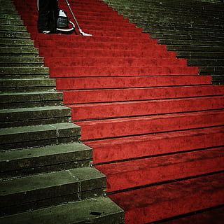 rot, Teppich, Treppe, Entstehung, Eingang, Perspektive, roter Teppich, prominent, Schritte, niedriger Abschnitt, Stufen und Treppen, eine Person, echte Menschen, die Architektur, Schuh, Lebensstile, menschliches Bein, aufsteigen, menschliches Körperteil, Körperteil, der Weg nach vorn, Stehen, Geländer, Freizeitbeschäftigung, draußen, Richtung, menschlicher Fuß, menschliches Glied, 1080P, CC0, gemeinfrei, lizenzfrei
