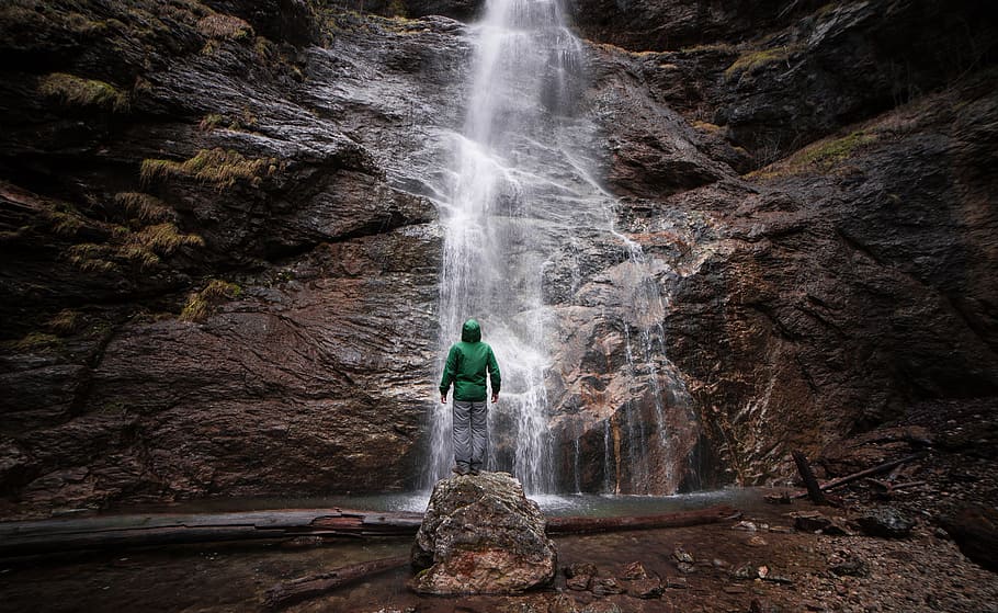 cascata, flusso, natura, rocce, paesaggio, collina, persone, uomo, solo, all'aperto, viaggio, roccia, roccia - oggetto, solido, acqua, formazione rocciosa, scenics - natura, bellezza nella natura, lunga esposizione, movimento, in piedi, stili di vita, attività di svago, terra, persone reali, giorno, acqua corrente, fluente, 5K