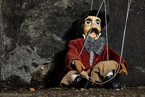 masculí, titella de corda, inclinat, negre, paret, marioneta, cordes, titella, gent, gos, pobresa, una persona, un sol home, només homes, vista frontal, adult, només adults, funció de construcció de parets, representació, assegut, disfressar-se, Halloween, màscara - disfressa, representació humana, creativitat, art i artesania, esquelet humà, celebració, a l'interior, disfressa, màscara, roba, cara oculta, 5K, CC0, domini públic, lliure de regalies