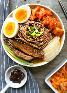 carne de res naengmyeon, por., charmingchef, carne de vaca, naengmyeon, kimchi, comida, carne, gastrónomo, plato, cocido, cena, vegetal, nadie, A la parrilla, especia, frescura, salsa sabrosa, vajilla, listo para comer, de cerca, almuerzo, comida y bebida, mesa, alimentación saludable, adentro, tamaño de la porción, cuenco, naturaleza muerta, vista de alto ángulo, bienestar, material de madera, indulgencia, tentación, 2K
