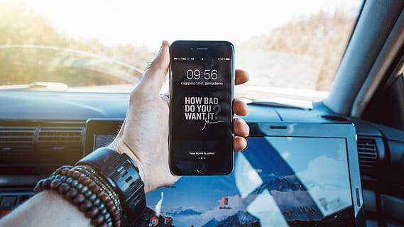 hand-, appel, iphone, smartphone, armband, auto, computer, elektronica, bezit, laptop, mobiele telefoon, motivatie, scherm, technologie, voertuig, behang, vervoer, motorvoertuig, wijze van transport, reizen, reis, een persoon, rondrit, voertuig interieur, dag, communicatie, beweging, onderweg, auto-interieur, menselijke hand, landvoertuig, buitenshuis, 5K, CC0, publiek domein, royaltyvrij