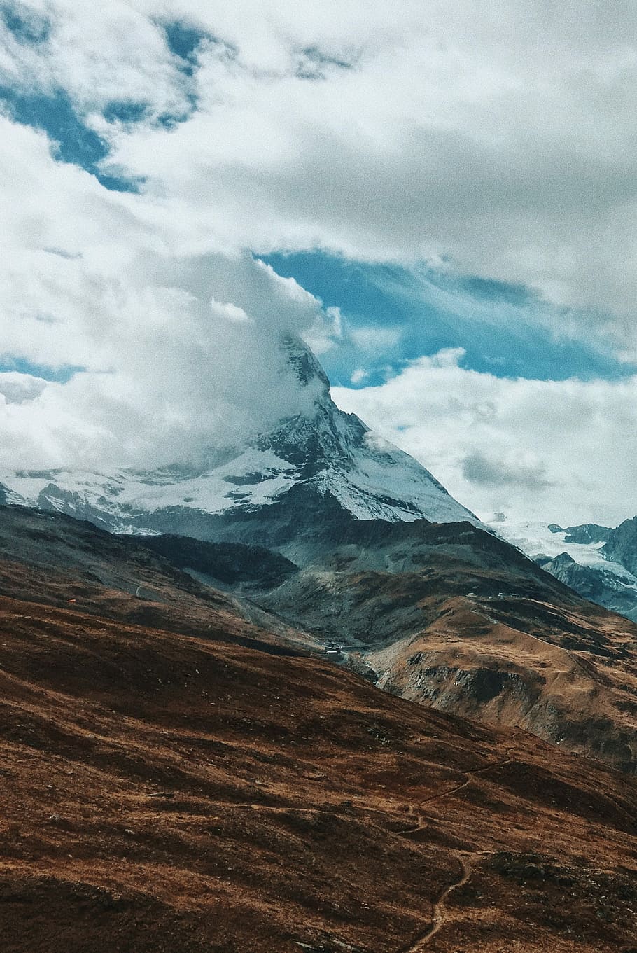 montagna innevata, coperto, nube, la neve, capped, montagne, campo, giorno, montagna, roccia, vertice, picco, nuvola - cielo, cielo, bellezza nella natura, ambiente, paesaggio, scenics - natura, scena tranquilla, natura, la tranquillità, nessuno, temperatura fredda, scena non urbana, natura selvaggia, inverno, all'aperto, catena montuosa, picco di montagna, 2K