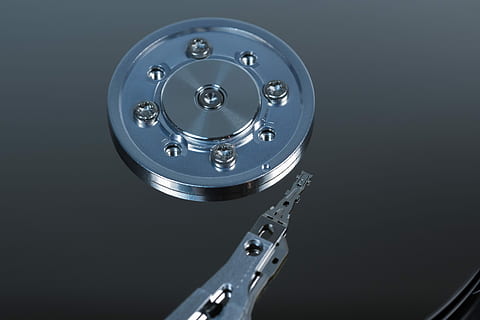 harddisk, hdd, hardware, computer, disk, makro, datalager, teknologi, læse hoveder, indre arbejde, komponent, chip, det, magnetiske hoveder, sata, bestyrelse, digital, databehandling, bundkort, skrivehoveder, magnetisk datalagring, data, skåret ud, stylus, EDP, detalje, memory chip, sølvfarvet, metal, maskindel, sølv - metal, ingen mennesker, studio skud, udstyr, indendørs, maskineri, tæt på, cirkel, industri, geometrisk form, skinnende, form, enkelt objekt, grå, spinding, farvet baggrund, ur, sort baggrund, krom, elektrisk udstyr, rammer, 2K, CC0, offentligt domæne, royaltyfrie