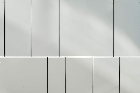 weiße Bodenfliese, Oberfläche, Fassade, Wand, Muster, die Architektur, Vollbild, Hintergründe, Wandbau - Funktion, weiße Farbe, gebaute Struktur, keine Leute, grau, Gebäudehülle, Tag, kopieren sie platz, texturiert, Nahansicht, draußen, Sicherheit, Industrie, Design, geschlossen, leer, 5K, CC0, gemeinfrei, lizenzfrei