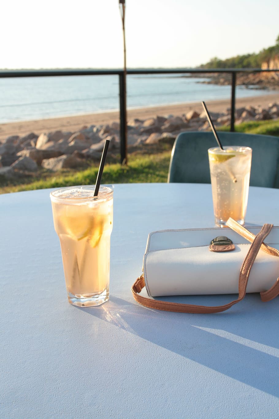 begudes, restaurant, darwin, oceà, Costa, platja, Austràlia, bossa, moda, festa, beure, menjar, cafeteria, alcohol, vidre, menjar i beguda, refresc, beure palla, palla, copa, equipament per a la llar, taula, dia, cap gent, centrar-se en primer pla, frescor, primer pla, naturalesa, transparent, estri de cuina, llum solar, a l'aire lliure, còctel, 4K