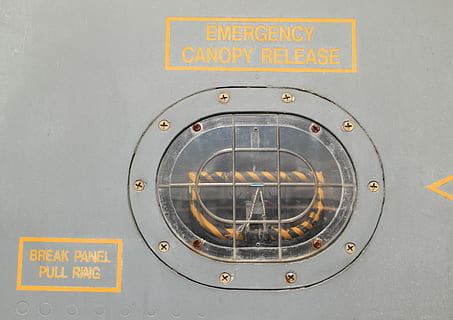 Flugzeug, panel, Überdachung, Veröffentlichung, Griff, Notfall, Kämpfer, Jet, Rumpf, Text, Maschinen, Luftfahrzeug, Kommunikation, Schalttafel, westliche Schrift, Nahansicht, keine Leute, Nummer, Metall, Zeichen, Technologie, Großbuchstabe, Transportmittel, Transport, Tag, Geometrische Figur, Beratung, gestalten, Steuerung, draußen, 4K, CC0, gemeinfrei, lizenzfrei