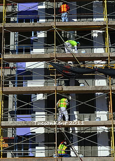 equip de construcció, edifici, lloc, desenvolupament, construcció, feina, ocupació, treball, lloc de construcció, homes, persones reals, arquitectura, indústria, seguretat, industria de la construcció, estructura construïda, protecció, roba de treball protectora, gent, dia, a l'aire lliure, grup de persones, treballador de la construcció, casc, 2K, CC0, domini públic, lliure de regalies