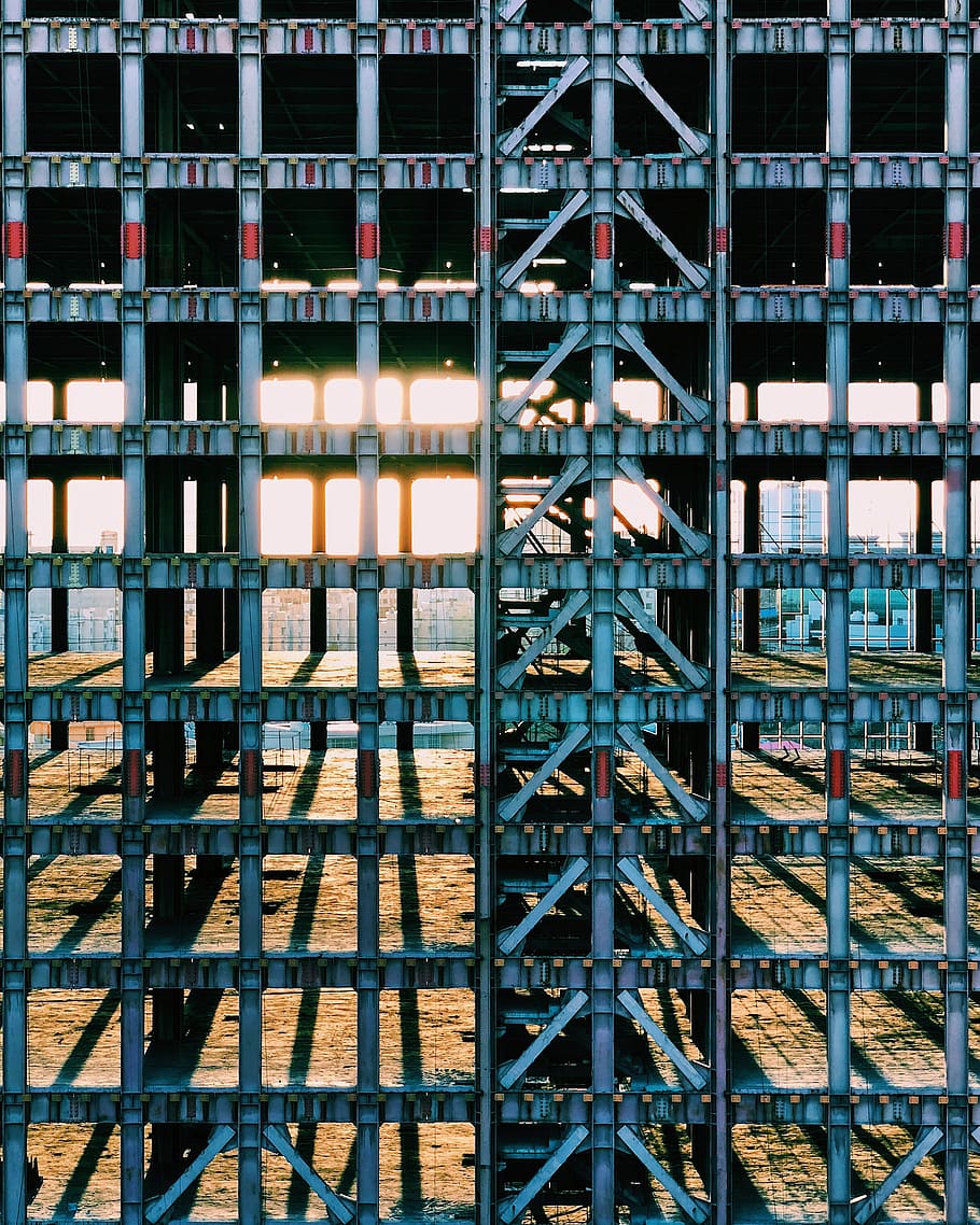 grigio, telaio in acciaio, cornice dell'edificio grigio, fondazione, struttura, modello, metallico, costruzione, sole, sfondo, tramonto, ombra, città, strada, luce del sole, raggio di sole, Linee, ripetitivo, architettura, illuminato, metallo, struttura costruita, nessuno, in casa, sito di costruzione, notte, industria, attività commerciale, industria di costruzioni, pila, di fila, legno - materiale, stanza domestica, 2K