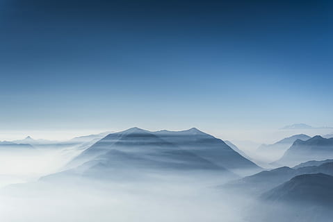 munte în ceață, fotografie peisaj, Munte, cer, creastă, gradient, aburi, ceaţă, albastru, înalt, aventură, wanderlust, explora, cețos, râul de munte, soare, zi insorita, turcoaz, alessio soggetti, asoggetti, scenice - natura, frumusețe în natură, mediu inconjurator, de munte, peisaj, liniște, o scenă liniștită, nor - cer, natură, spațiu copie, nici o persoana, zăpadă, idilic, iarnă, varf de munte, un munte acoperit de zăpadă, 5K, CC0, domeniu public, fără drepturi de autor