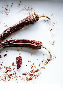 zwei getrocknete Chilis, Peperoni, Pfeffer, Scharf, Schärfe, würzen, Chili, Lebensmittel, Nahansicht, Essen und Trinken, Stillleben, drinnen, High Angle View, Frische, keine Leute, weißer Hintergrund, direkt darüber, Studioaufnahme, gesundes Essen, Süßes Essen, Tabelle, Wohlbefinden, Genuss, Teller, Zutat, Dessert, Versuchung, Frühstück, 4K, CC0, gemeinfrei, lizenzfrei