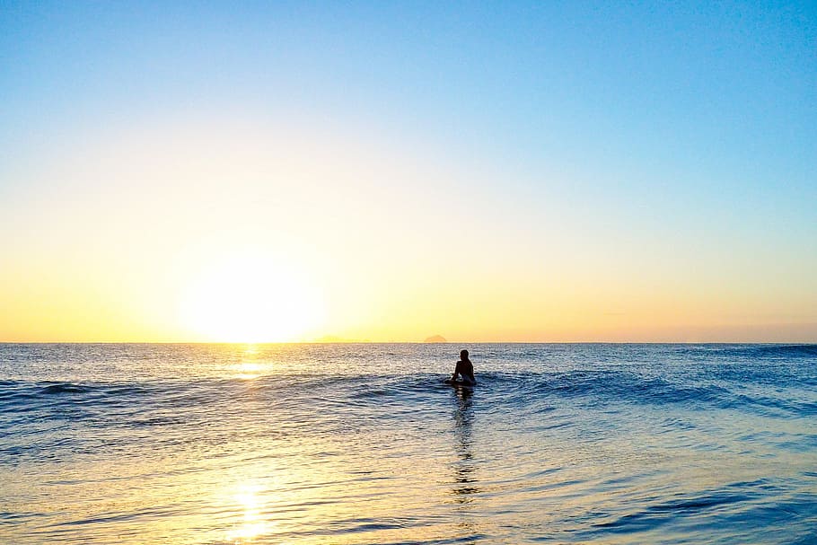sunrise surf, persona, de peu, cos, aigua, posta de sol, oceà, onada, groc, mar, cel, horitzó, horitzó sobre l’aigua, bellesa a la natura, escenics - natura, cel clar, una persona, activitat d'oci, persones reals, silueta, escena tranquil·la, tranquil·litat, còpia espai, estils de vida, davant del mar, naturalesa, a l'aire lliure, 4K