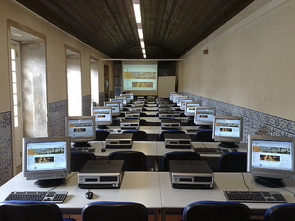 gris, ordinateur de crt, moniteur, beaucoup allumé, laboratoire, des ordinateurs, Des classes, siège, à l'intérieur, chaise, personne, vide, dans une rangée, absence, table, éducation, La technologie, ordinateur, architecture, école, plafond, équipement informatique, la fenêtre, journée, bureau, salle de cours, affaires, 2K, CC0, domaine public, libre de droits
