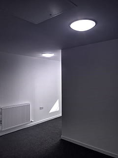 interior, disseny, arquitectura, llum, angle, equips d’il·luminació, a l'interior, il·luminat, estructura construïda, cap gent, funció de construcció de parets, buit, sostre, llum encastada, llum elèctrica, habitació domèstica, Color blanc, sòls, edifici, llum - fenomen natural, oficina, interior de casa, paret, en blanc, 1080P, CC0, domini públic, lliure de regalies