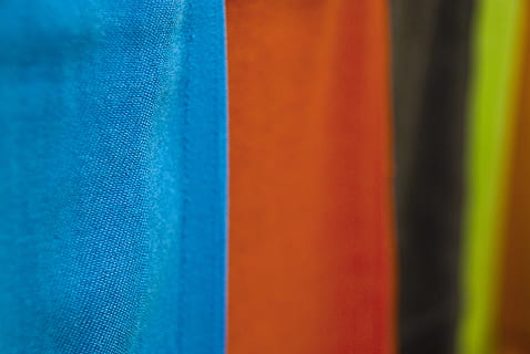 tessuti, colori, modello, tessuto, fotografia, giallo, rosso, Prodotto, estetica, avvicinamento, sfondo, struttura, astratto, design, orizzontale, studio, messa a fuoco selettiva, modello astratto, copia spazio, immagine a colori, nessuno, colpi di dettaglio, bellissimo, dettaglio, sfondi, colore vivido, macro, tessile, colore, tessitura, blu, multicolore, fotogramma intero, variazione, strutturato, scelta, in casa, di fila, colore arancione, a strisce, giorno, caratteristica della parete, Materiale, 4K, CC0, dominio pubblico, privo di copyright