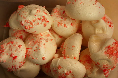 Meringue, biscuit, sucré, sucre d'orge, pépites, aliments, dessert, Pâtisserie, délicieux, confiserie, bonbons, boulangerie, gourmet, savoureux, confection, sucre, blanc, coloré, rose, fait maison, cuit, délicat, rond, des sucreries, duveteux, saisonnier, Noël, traiter, bouffi, lumière, vacances, manger, pile, Nourriture et boisson, fraîcheur, personne, aliments sucrés, à l'intérieur, fermer, fête, grand groupe d'objets, alimentation saine, nature morte, nourriture asiatique, groupe d'objets, tas, couleur blanche, fruit, collation, 2K, CC0, domaine public, libre de droits