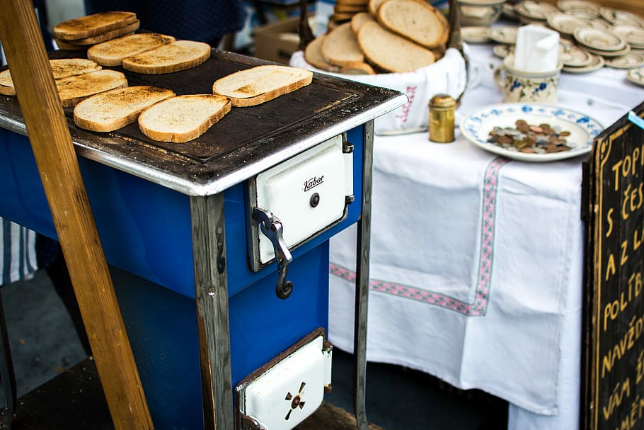 rostat, bröd, vitlök, traditionell, tjeck, rostat bröd, händer, marknadsföra, utanför, gatumat, mat, kulturer, tabell, inomhus, mat och dryck, detaljhandeln, inget folk, dag, snabbmat, högvinkelvy, friskhet, fokusera på förgrunden, fortfarande liv, äta nyttigt, välbefinnande, närbild, bakad, val, klar att äta, betjäningsstorlek, vit färg, 5K