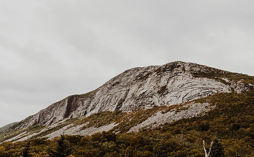 photographie de paysage, Montagne, clair, ciel, arbre, nuage, paysage, Roche, falaise, colline, New Hampshire, chaud, pente, visage, rocheux, nuageux, couvert, de plein air, beauté dans la nature, nuage - ciel, paysages - nature, faible angle de vue, rock - objet, la nature, environnement, scène non urbaine, personne, solide, tranquillité, journée, scène tranquille, chaîne de montagnes, montagnes Rocheuses, formation, en plein air, sommet de la montagne, érodé, 2K, CC0, domaine public, libre de droits