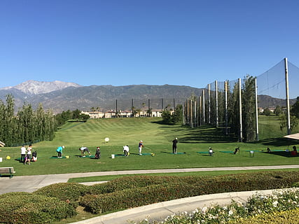 golf, autonomia, corso, pratica, cielo, pianta, erba, cielo sereno, natura, persone reali, sport, gruppo di persone, montagna, giorno, campo, colore verde, terra, paesaggio, attività di svago, blu, albero, uomini, all'aperto, ambiente, 2K, CC0, dominio pubblico, privo di copyright