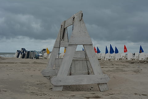 strand, storm, vinter, sky - himmel, himmel, jord, sand, natur, hav, dag, tilfældige mennesker, vand, flag, beskyttelse, bygget struktur, udendørs, arkitektur, scenics - natur, ikke-urbane scene, sikkerhed, herrer, 5K, CC0, offentligt domæne, royaltyfrie