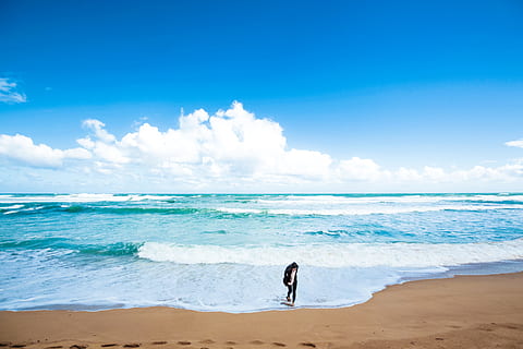 persona, de peu, Riba, vora del mar, cel blau, platja, núvol, navega, segur, sorra, mar, vacances, a l'aire lliure, estiu, onada, homes, gent, una persona, aigua, naturalesa, cel, relaxació, mascles, destinacions de viatge, adult, estils de vida, blau, còpia espai, ètnia caucàsica, línia de costa, dia, activitat d'oci, llocs de viatges, viatjar, escenics, bellesa a la natura, terra, viatge, festa, núvol - cel, moviment, horitzó, longitud completa, horitzó sobre l’aigua, color turquesa, 4K, CC0, domini públic, lliure de regalies
