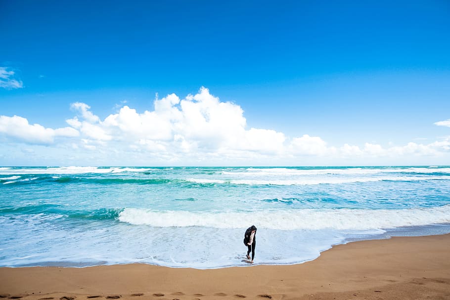 persona, de peu, Riba, vora del mar, cel blau, platja, núvol, navega, segur, sorra, mar, vacances, a l'aire lliure, estiu, onada, homes, gent, una persona, aigua, naturalesa, cel, relaxació, mascles, destinacions de viatge, adult, estils de vida, blau, còpia espai, ètnia caucàsica, línia de costa, dia, activitat d'oci, llocs de viatges, viatjar, escenics, bellesa a la natura, terra, viatge, festa, núvol - cel, moviment, horitzó, longitud completa, horitzó sobre l’aigua, color turquesa, 4K